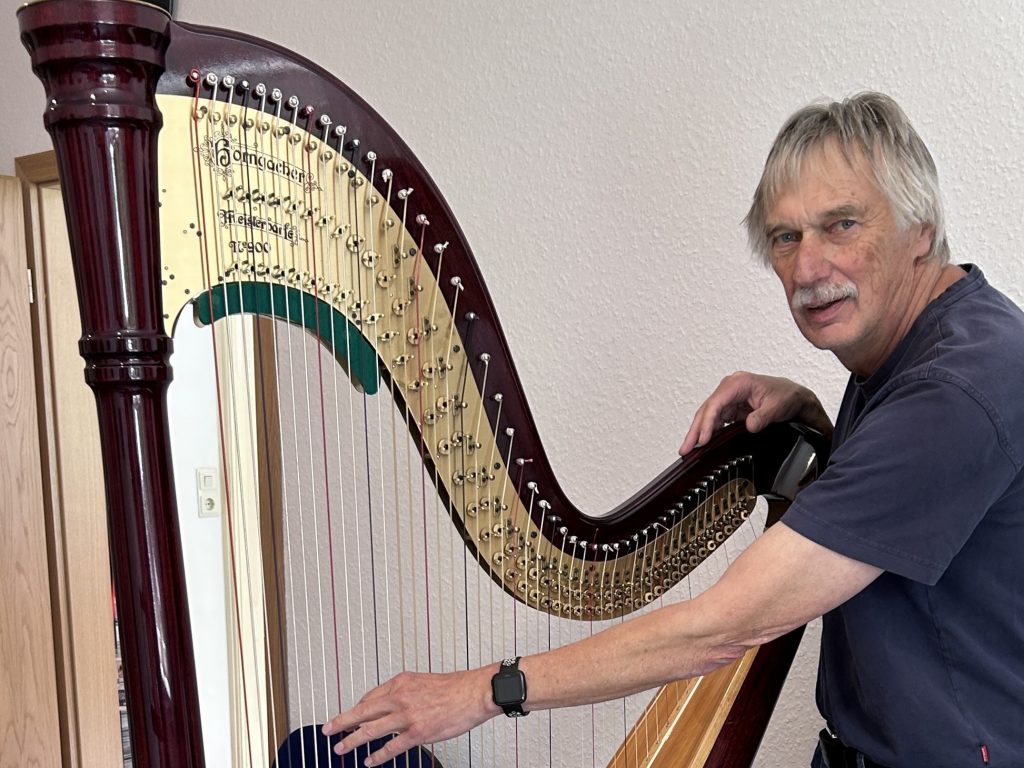 Klaus Horngacher mit Harfe für Nicanor Zabaleta