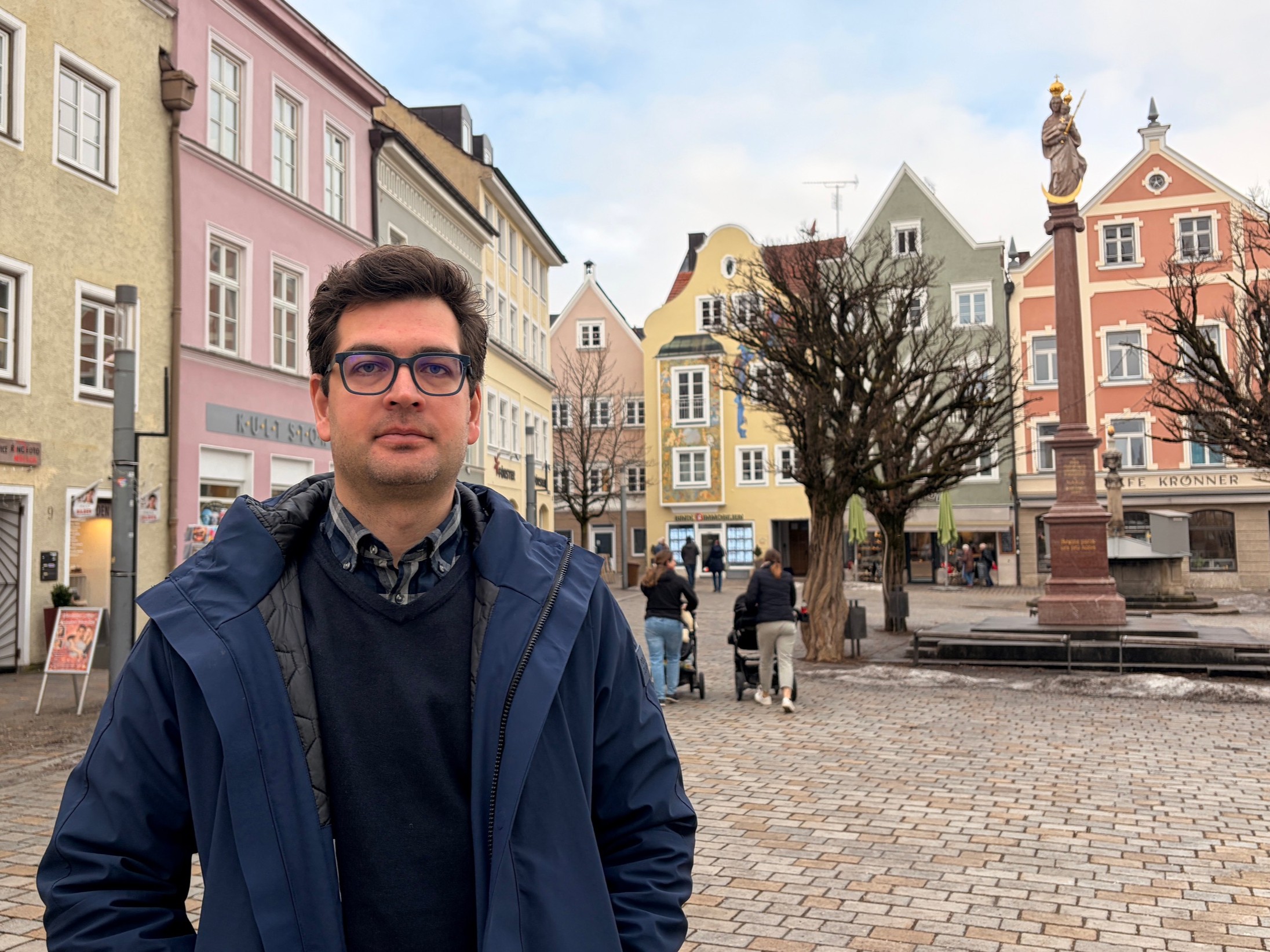 Exil-Iraner Ashkan Galavand aus Weilheim geht zur Anti-Mullah-Demo von Munich Circle