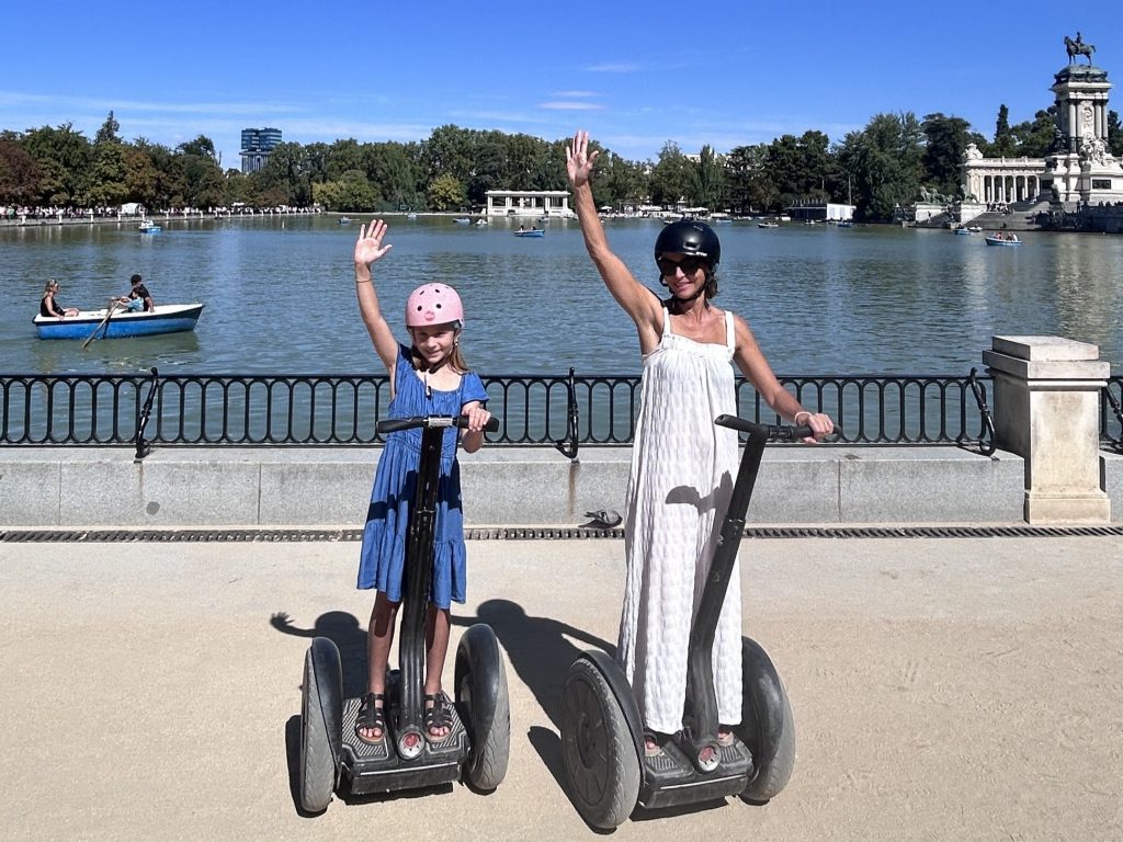 Madrid mit Kid Tochter und Mutter mit dem Segway im Retiro