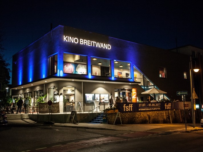 Das erste Breitwandkino hat Matthias Helwig 1986 in Gilching gegründet. Das Kino Breitwand in Gauting ist auch Spielstätte des Fünf Seen Filmfestivals
