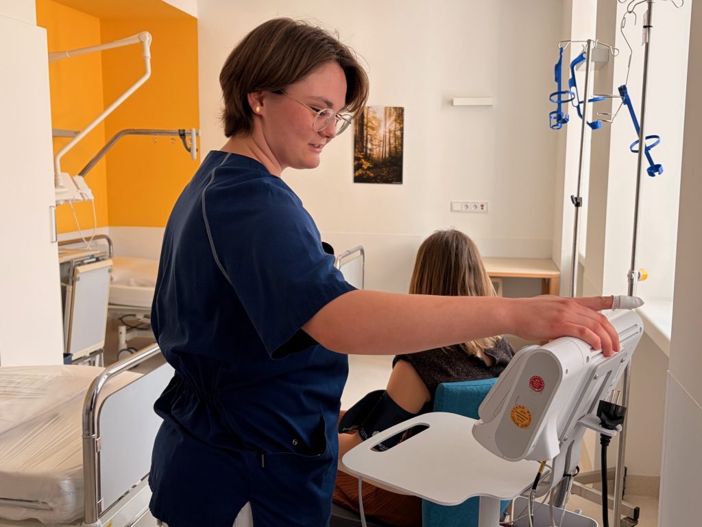 Pflegefachfrau Hanna Jakobi überprüft die Vitalwerte einer Patientin im Krankenhaus Weilheim
