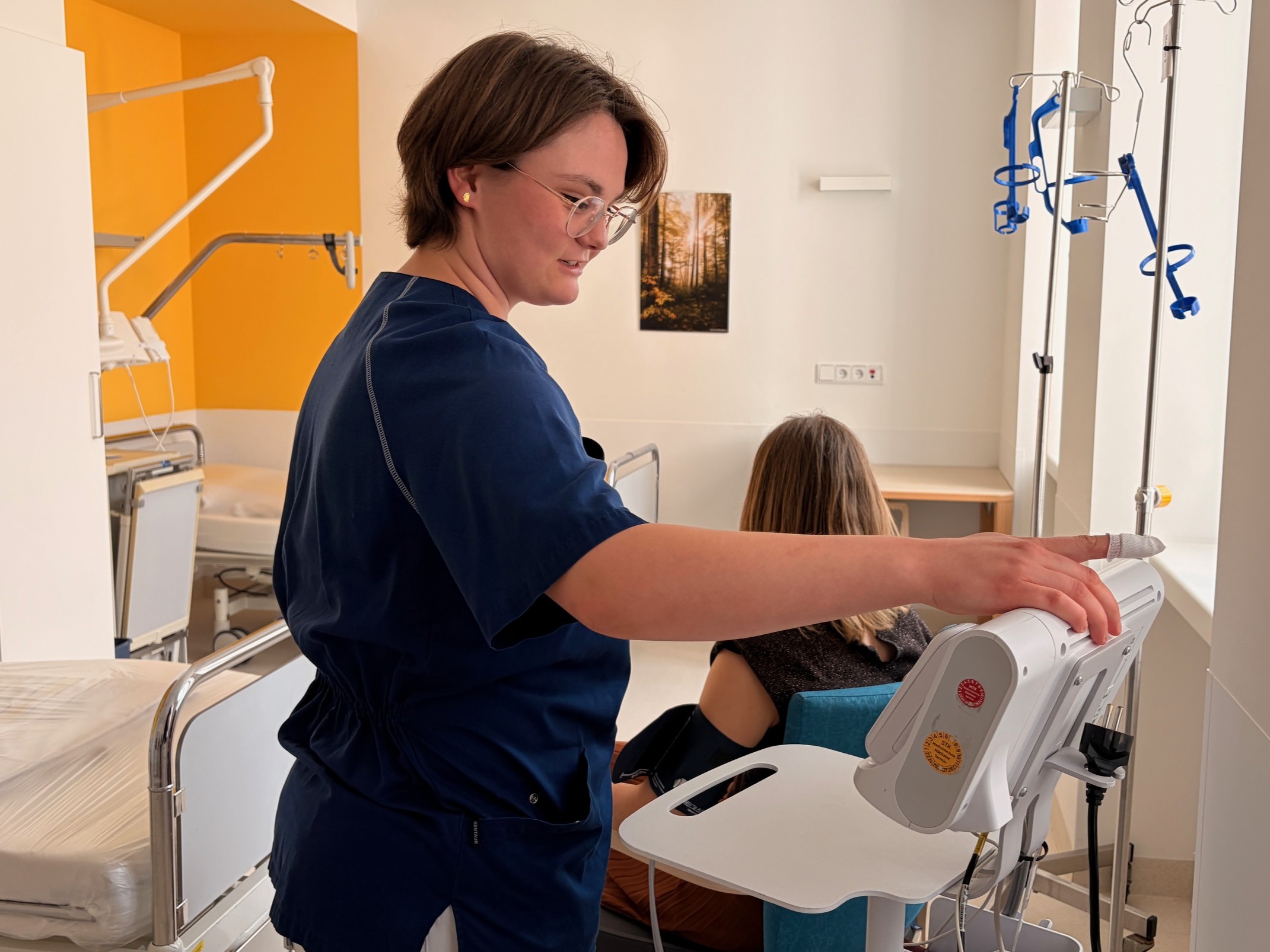 Pflegefachfrau Hanna Jakobi überprüft die Vitalwerte einer Patientin im Krankenhaus Weilheim